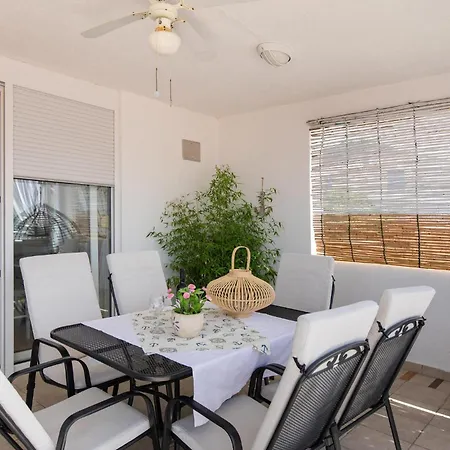 Awesome In With House Sea View
